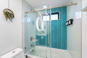 Douche, séchoir à cheveux, serviettes fournies, shampooing