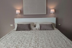 2 chambres, coffre-fort, bureau, fer et planche à repasser