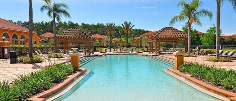 Een verwarmd zwembad