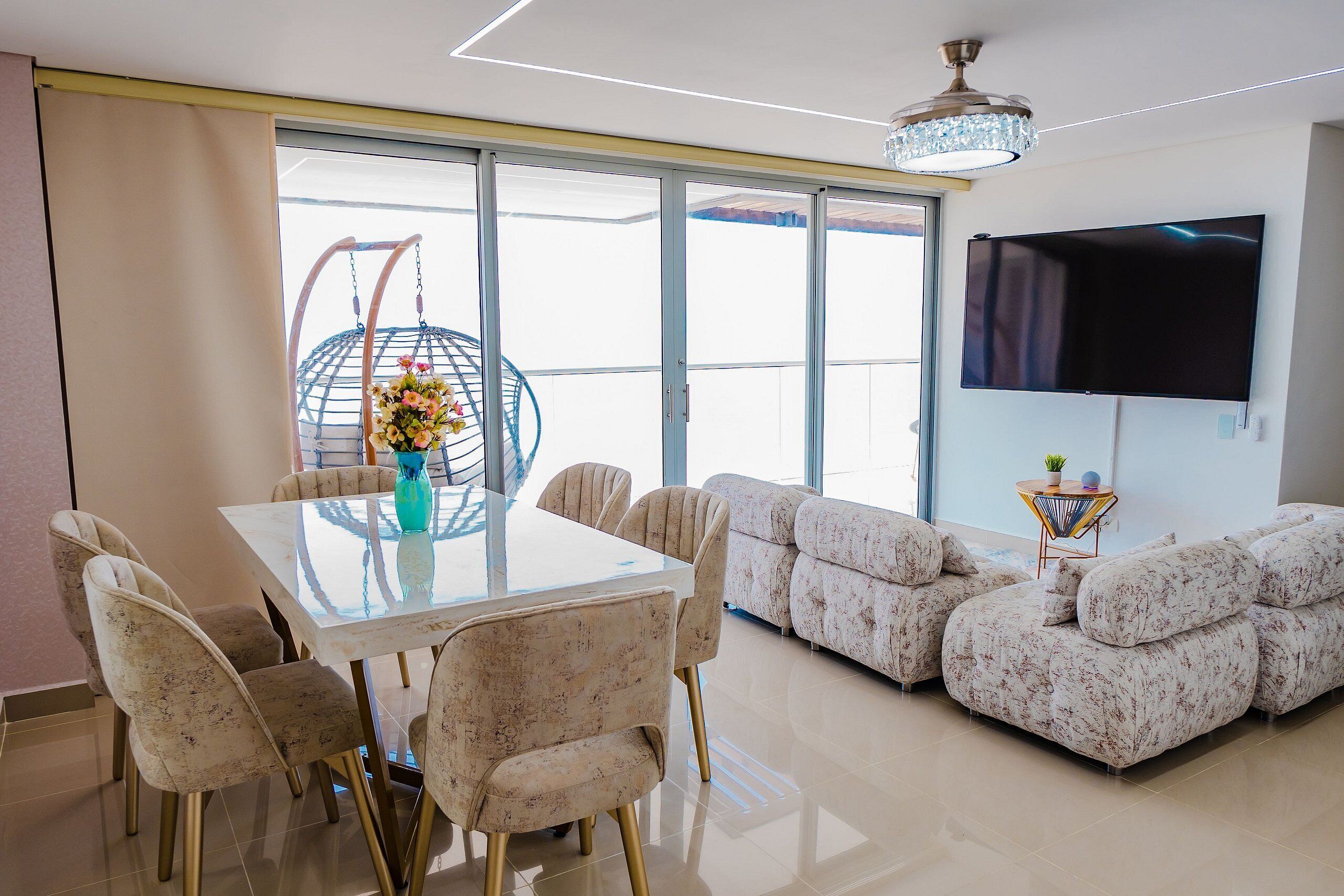Basic Apartment | Dining
