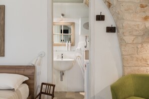 Appartement | Badkamer | Een bidet, zeep, shampoo, toiletpapier