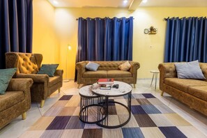 Living area - Cozy 2-bedroom apartment with WiFi, AC in amazing East Legon (East legon)