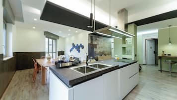 Refrigerador, microondas, placa de cocina, lavavajillas