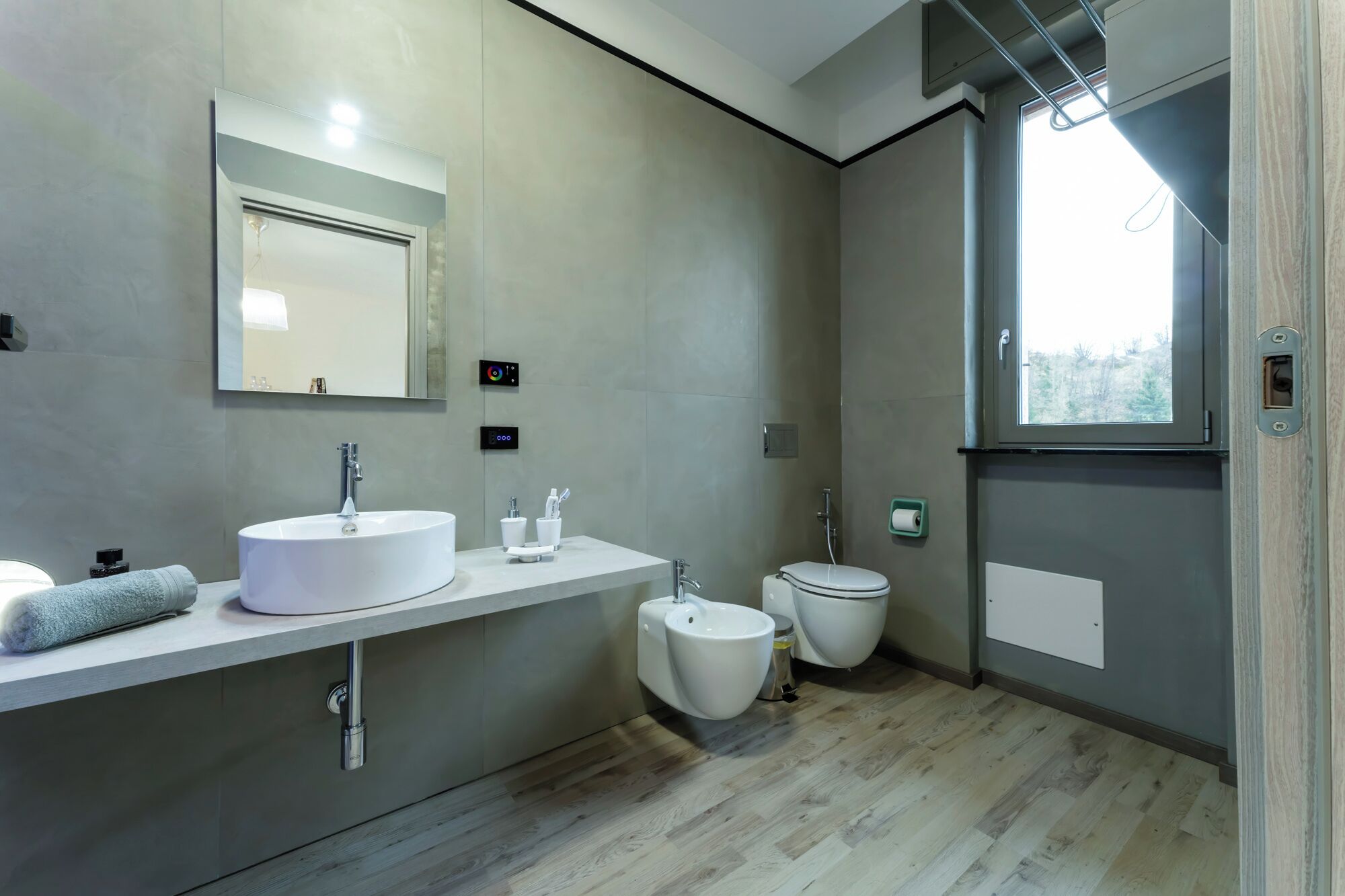 Douche, sèche-cheveux, bidet, serviettes fournies