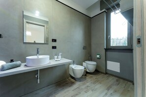 Douche, sèche-cheveux, bidet, serviettes fournies