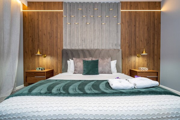 8 bedrooms, iron/ironing board, WiFi, bed sheets