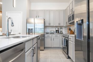 Frigorifero, microonde, forno, piano cottura