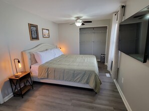 2 bedrooms, desk, iron/ironing board, travel cot - West Side Cottage - Cute 2 bed/1 bath, great for extended stays in Evansville!  (Evansville)