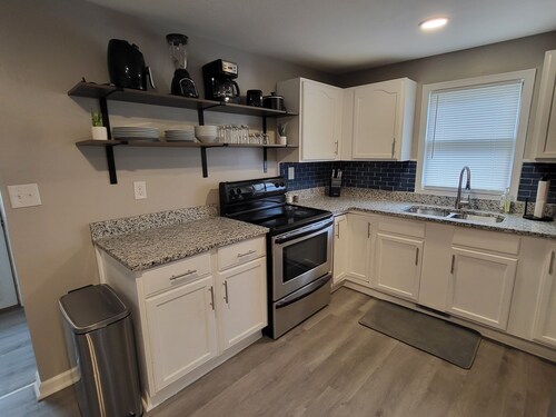 West Side Cottage - Cute 2 bed/1 bath, great for extended stays in Evansville! 