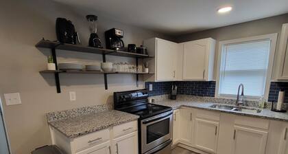 West Side Cottage - Cute 2 bed/1 bath, great for extended stays in Evansville!