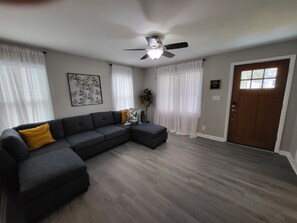 Smart TV - West Side Cottage - Cute 2 bed/1 bath, great for extended stays in Evansville!  (Evansville)