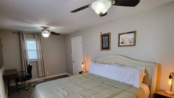 2 dormitorios, escritorio, tabla de planchar con plancha y cuna de viaje