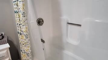 Secador de pelo, toallas y papel higiénico