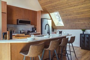 Fridge, microwave, oven, stovetop - Alpine Escape 1202 (Canmore)