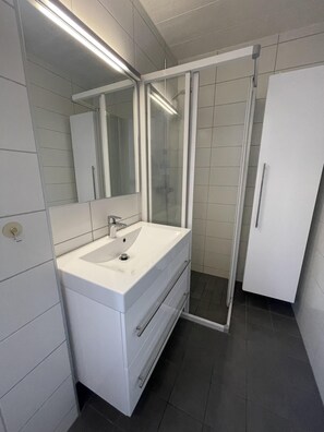 Apartment | Bathroom | Shower, hair dryer, towels - Central Arctic Apartment - 4 Bedrooms and Parking (Tromsø)