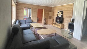 Apartment | Living area - Central Arctic Apartment - 4 Bedrooms and Parking (Tromsø)