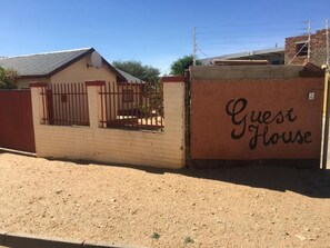Property grounds - Pandeinge - Quadruple Room with Bathroom (Windhoek)