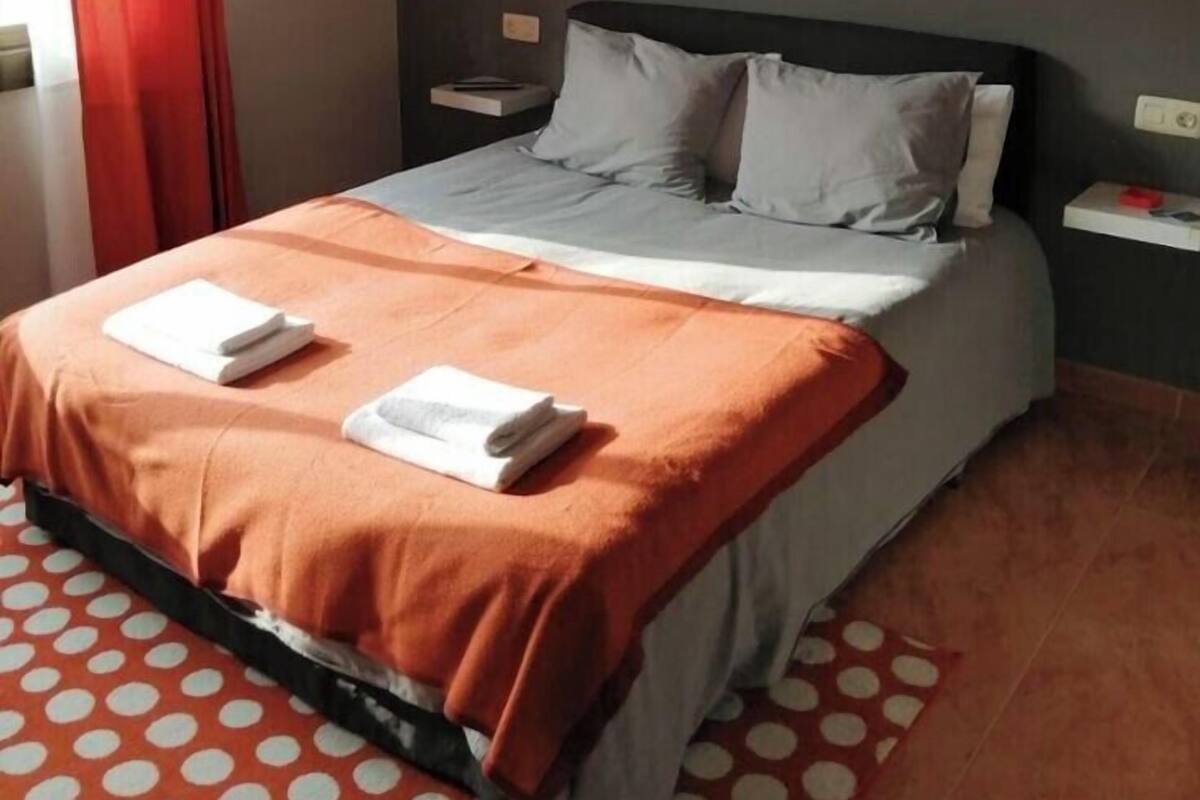 Standard Double Room | Gebar bulu kapas, busa memori, dihias secara berasingan, meja 
