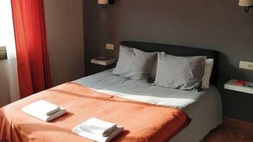 Kamar Double Standar | Selimut bulu angsa, busa memori, didekorasi berbeda-beda, dan meja kerja