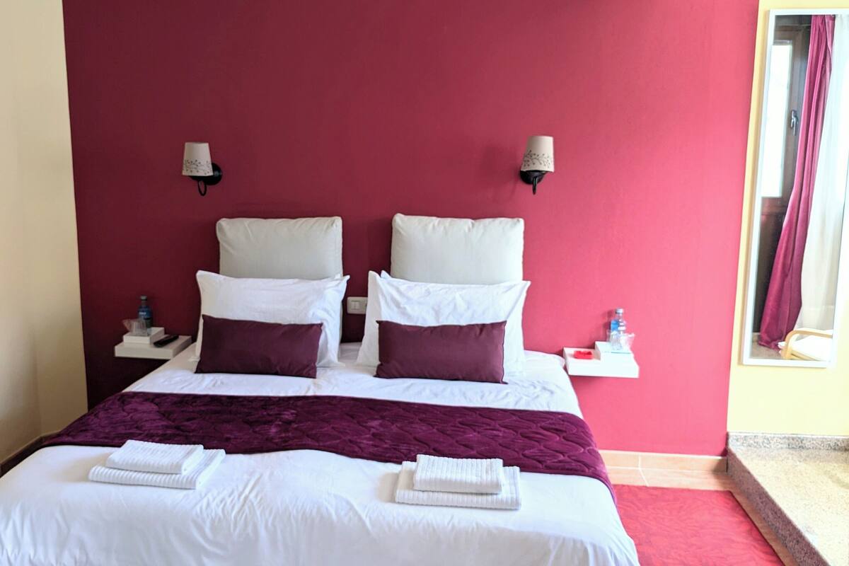 Superior Double Room, Beach View | Gebar bulu kapas, busa memori, dihias secara berasingan, meja 