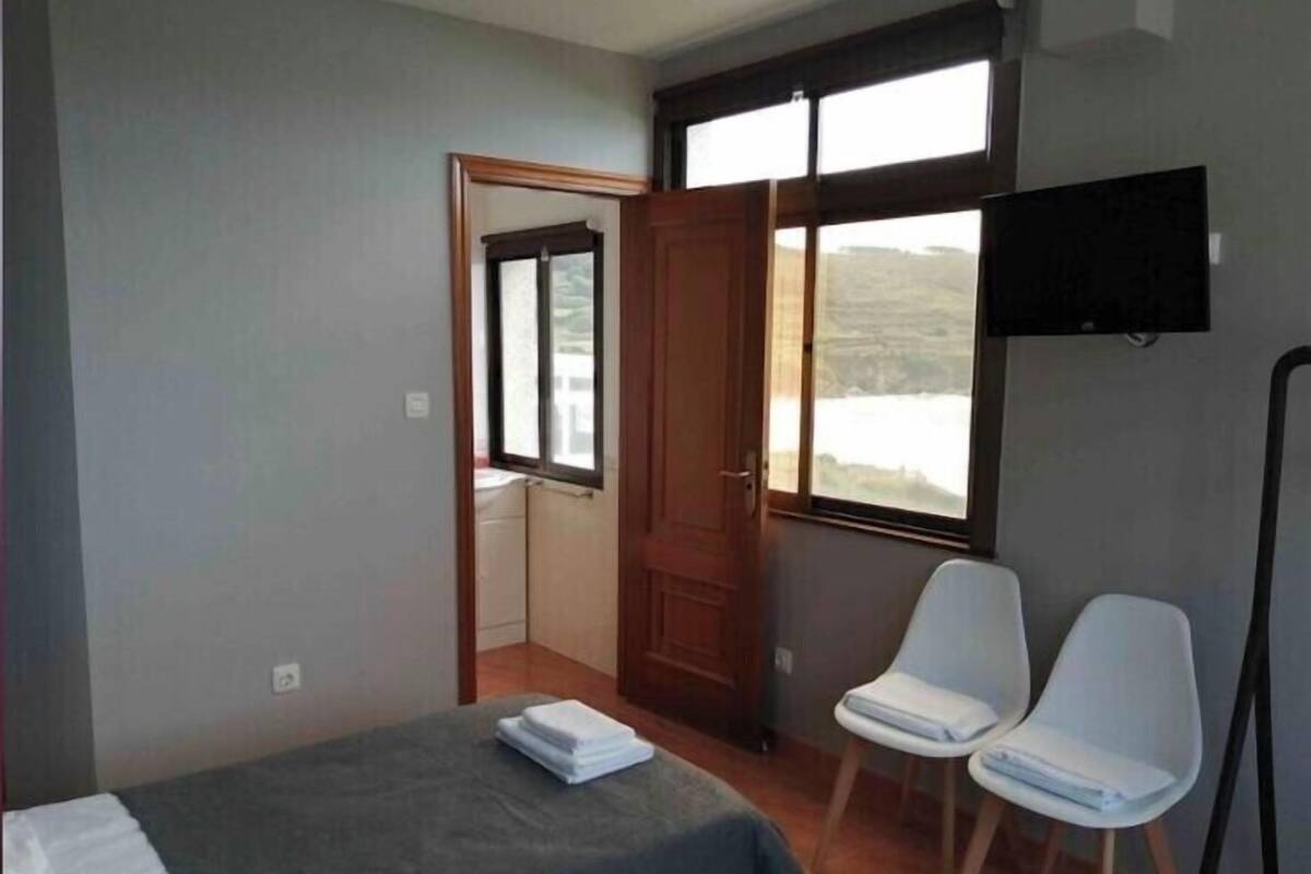 Standard Twin Room, Beach View | Gebar bulu kapas, busa memori, dihias secara berasingan, meja 
