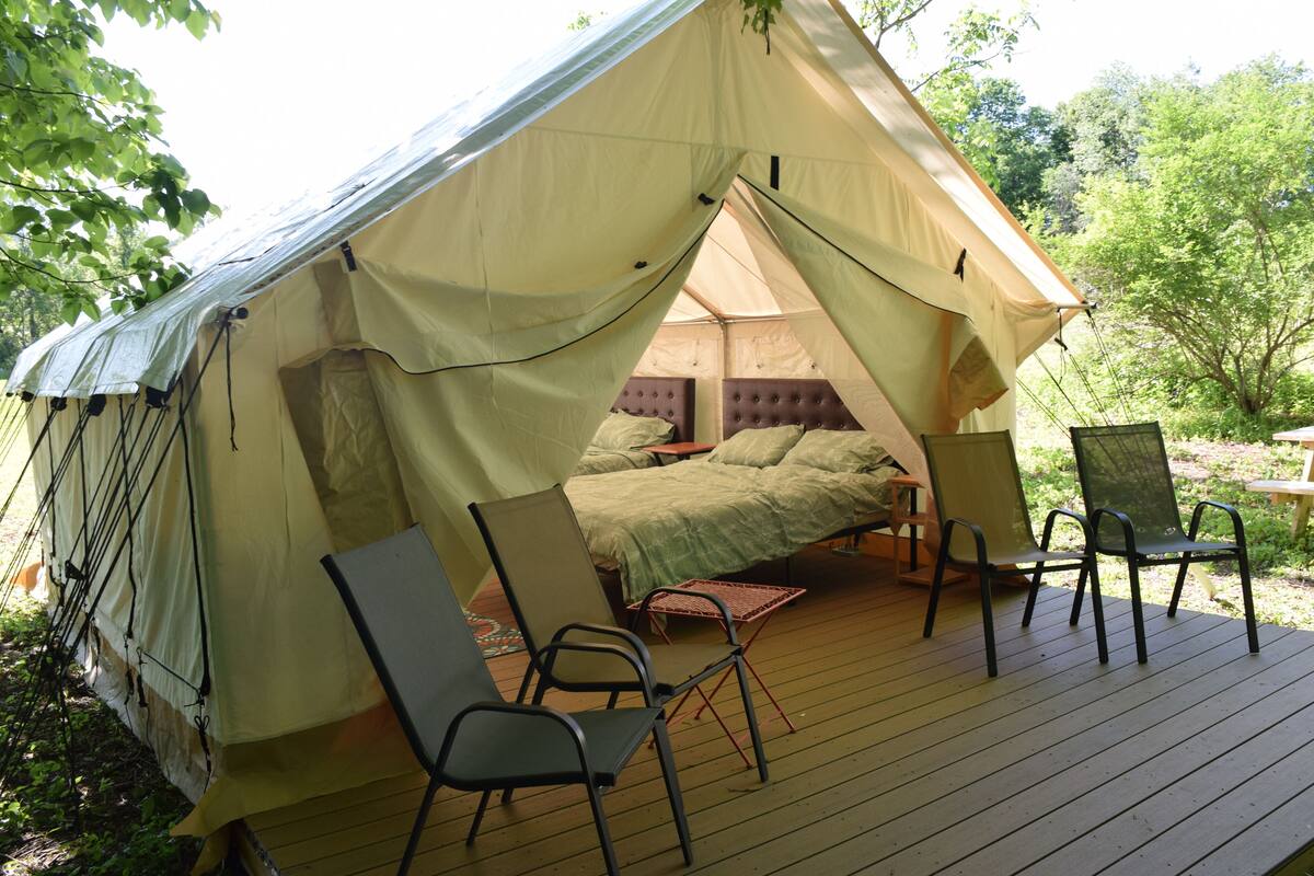 Tenda Mewah, 2 Tempat Tidur Queen | Selimut bulu angsa, Wi-Fi gratis, dan didekorasi berbeda-beda