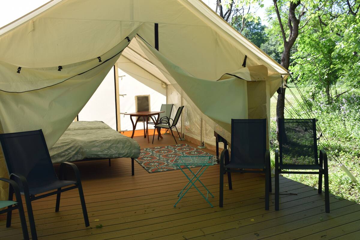 Tenda Mewah, 2 Tempat Tidur Queen | Selimut bulu angsa, Wi-Fi gratis, dan didekorasi berbeda-beda
