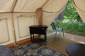 Down duvets, individually decorated, individually furnished, free WiFi - Peyper Fields Creekside Camp (Newark Valley)