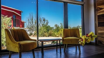 Family Suite, Vineyard View | Living area
