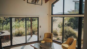 Family Suite, Vineyard View | Living area