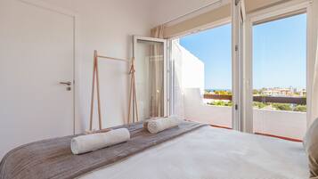 8 bedrooms, iron/ironing board, free WiFi, bed sheets
