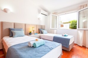 8 slaapkamers, een strijkplank/strijkijzer, gratis wifi, beddengoed