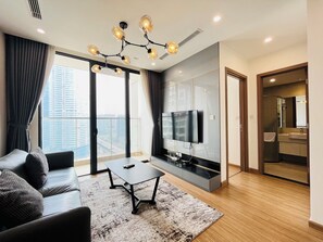 Luxury Apartment, 2 Bedrooms, City View | Living area