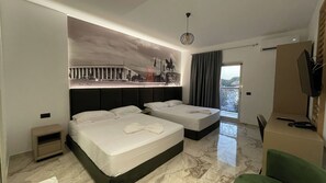 Chambre Quadruple, balcon, vue piscine | Bureau, espace de travail pour ordinateur portable, Wi-Fi gratuit