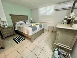 4 室のベッドルーム、セーフティボックス (室内)、アイロン / �アイロン台、旅行用ベビーベッド