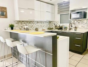 冷蔵庫、電子レンジ、オーブン、コンロ