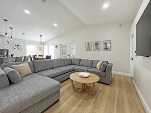 TV - Bright contemporary home, recently renovated, private south facing pool, movie room (Kissimmee)