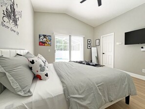 4 bedrooms, iron/ironing board, WiFi, bed sheets - Bright contemporary home, recently renovated, private south facing pool, movie room (Kissimmee)