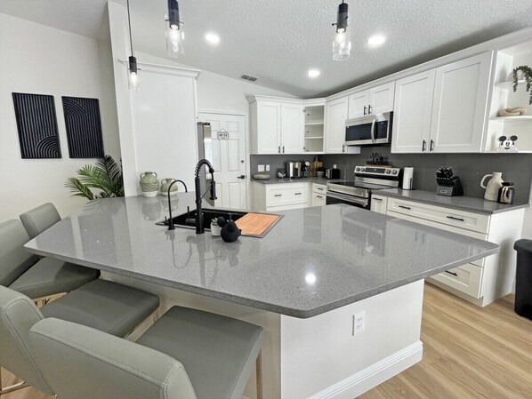 Fridge, microwave, oven, stovetop - Bright contemporary home, recently renovated, private south facing pool, movie room (Kissimmee)