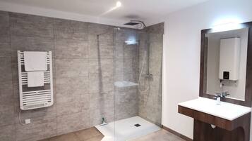 Asciugacapelli, asciugamani, sapone, carta igienica