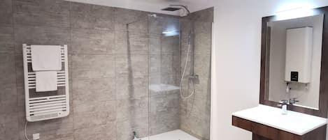 Secadora de cabello, toallas, jabón, papel de baño