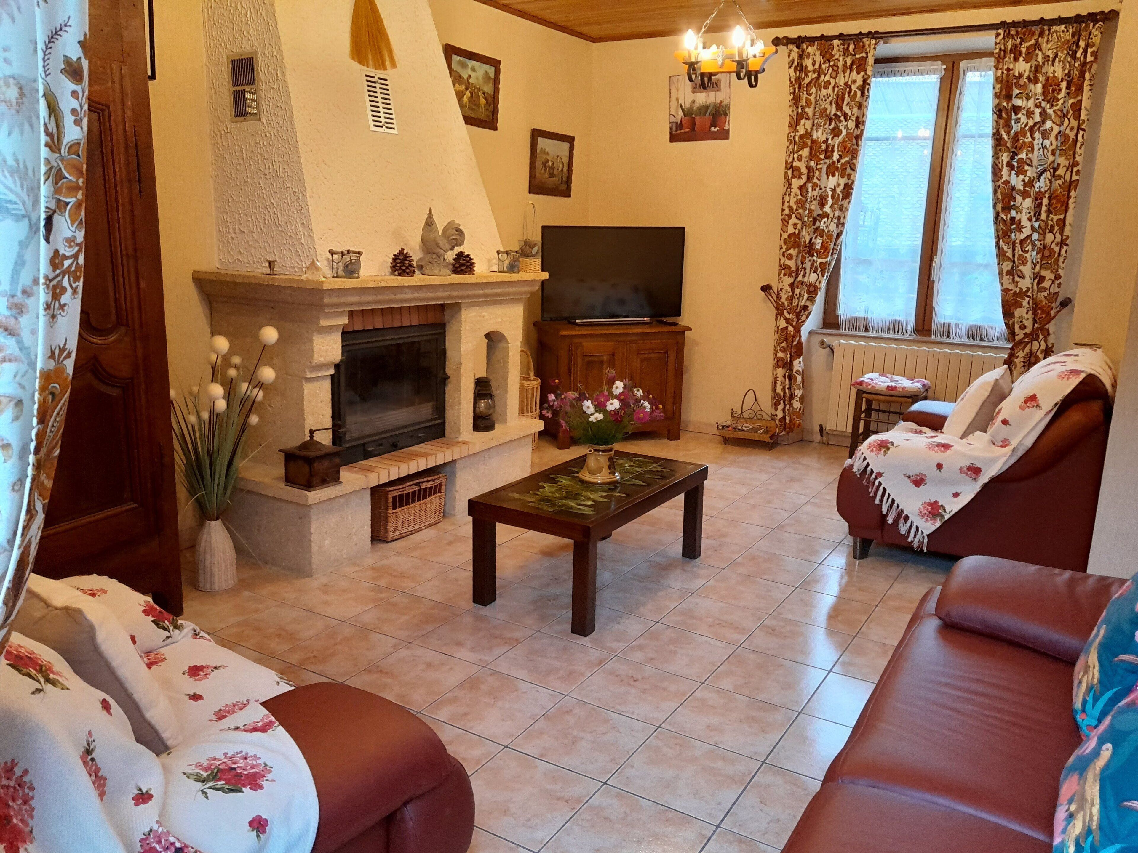 TV, fireplace