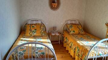 4 bedrooms, iron/ironing board, travel crib, free WiFi