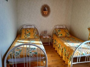 4 chambres, fer et planche à repasser, lit parapluie, Wi-Fi gratuit