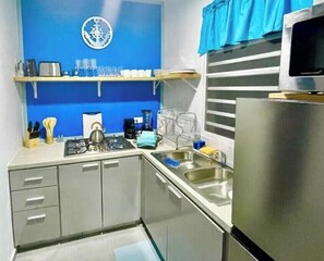Kühlschrank, Mikrowelle, Herdplatte, Wasserkocher mit Kaffee-/Teezubehör