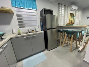 Réfrigérateur, micro-ondes, plaque de cuisson, cafetiÚre/bouilloire