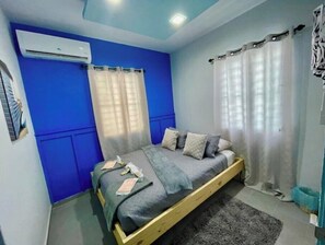 3 室のベッドルーム、セーフティボックス (室内)、デスク、アイロン / アイロン台