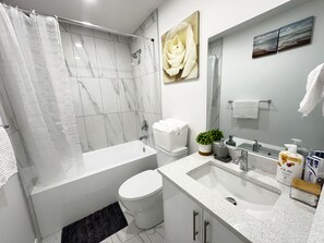 Shower, eco-friendly toiletries, hair dryer, towels - Cozy Two Bedroom Aircon Suite in Airdrie (Airdrie)