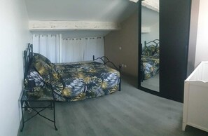 5 makuuhuonetta, työpöytä, vauvan matkasänky, ilmainen Wi-Fi