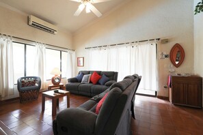 TV - Enjoy Your Vacation In This Beautiful Spacious Penthouse Condominium! (Cabo San Lucas)